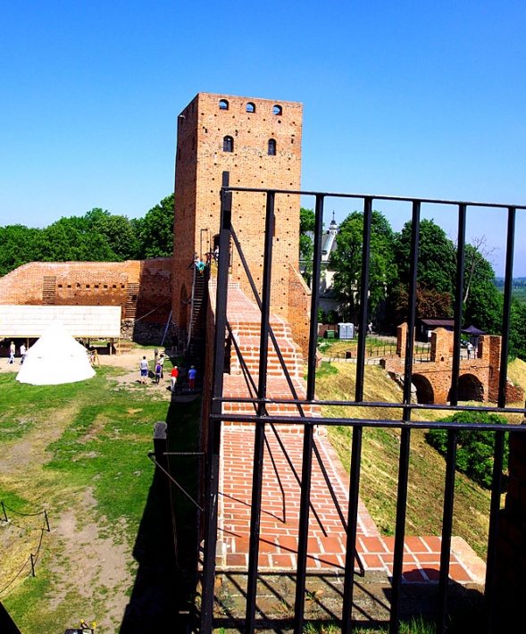 Ruiny zamku w Czersku - widok wieży bramnej z wieży więziennej