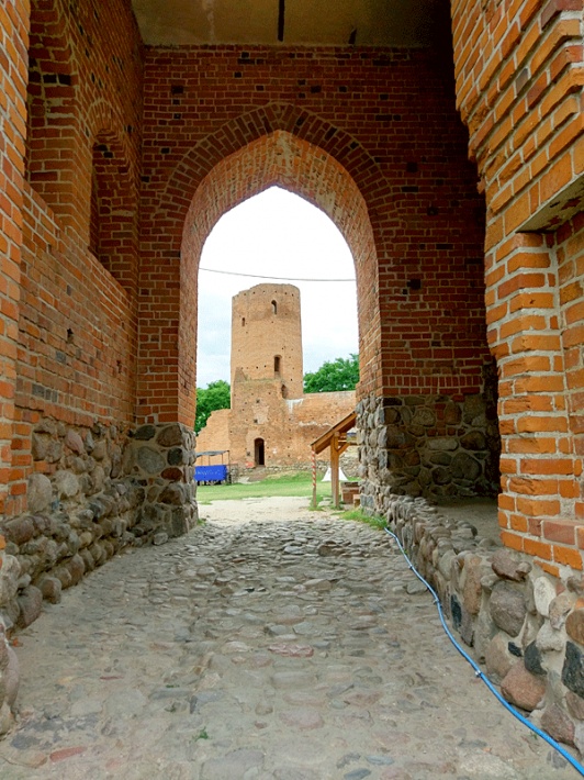 Ruiny zamku w Czersku - wieża zachodnia widziana z bramy wjazdowej