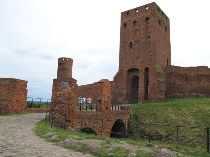 Ruiny zamku w Czersku - murowany most i wieża bramna