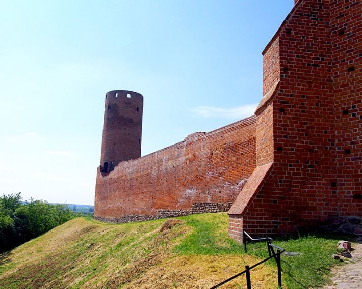 Ruiny zamku w Czersku - kurtyna wschodnia i wieża więzienna