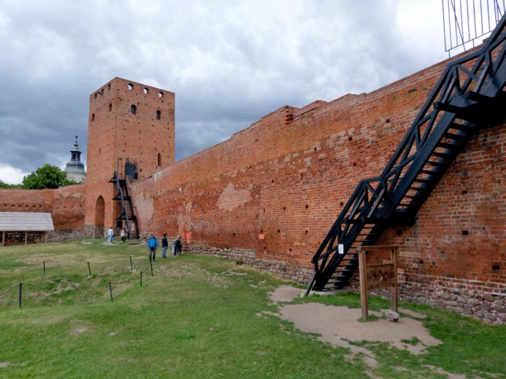Ruiny zamku w Czersku - kurtyna wschodnia od strony dziedzińca