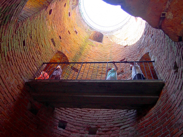 Ruiny zamku w Czersku - wnętrze wieży więziennej