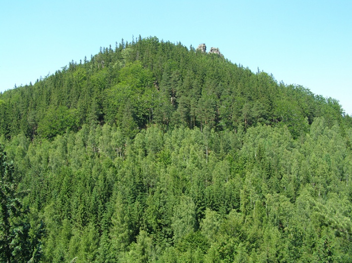 Góry Sokole - Sokolik widziany z Przełęczy Karpnickiej