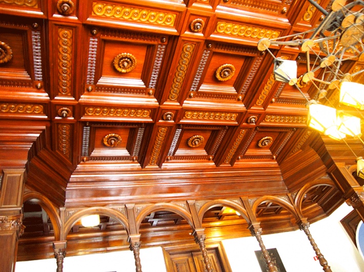 Pałac w Mosznej - strop kasetonowy w salonie