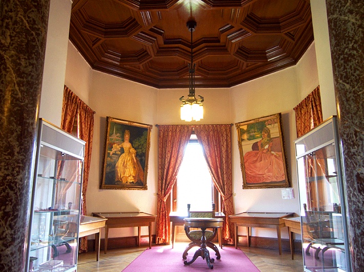 Pałac w Mosznej - gabinet, ekspozycja dokumentów i pamiątek rodowych