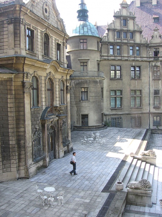 Pałac Moszna - wejście do ogrodu