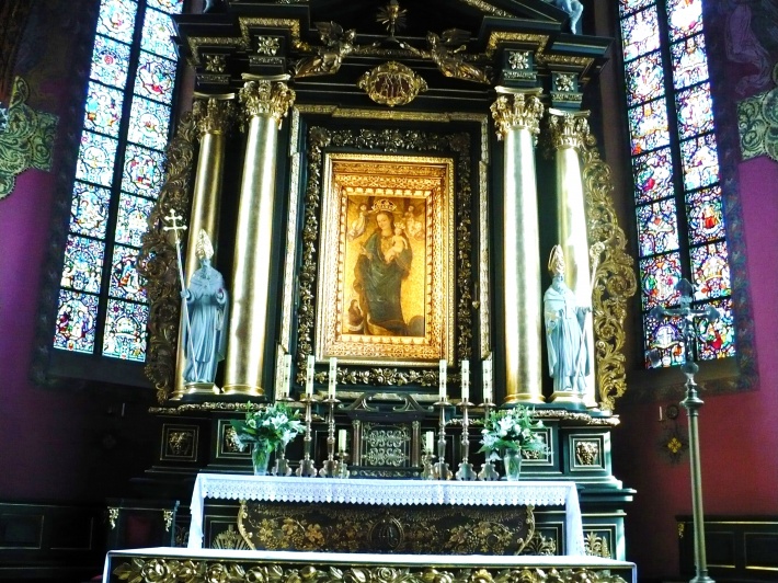 Barokowy ołtarz główny z gotyckim obrazem&quot;Madonny z różą&quot;
