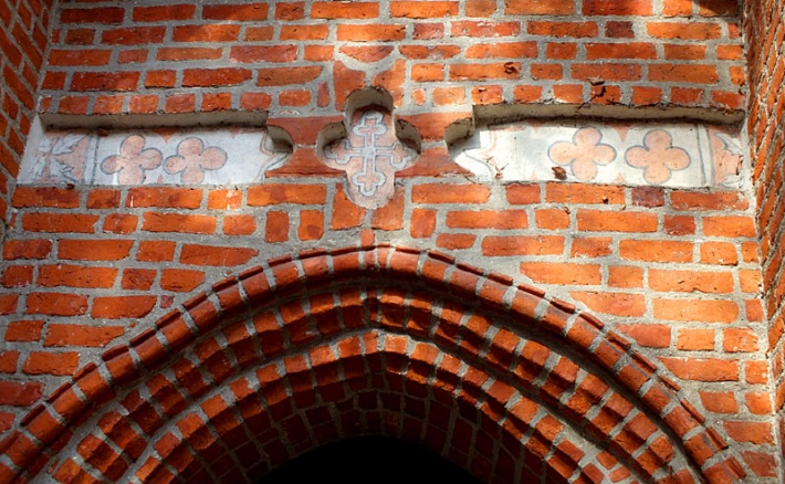 katedra św. Marcina i św. Mikołaja w Bydgoszczy - dekoracyjny detal nad portalem południowym
