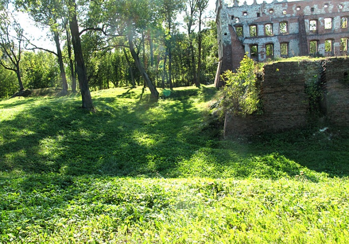 ruiny zamku w Krupem - fosa wewnętrzna