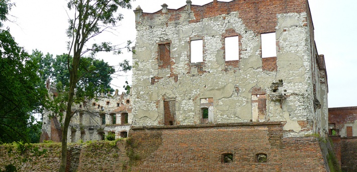 Krupe - ruiny bastejowego zamku szlacheckiego