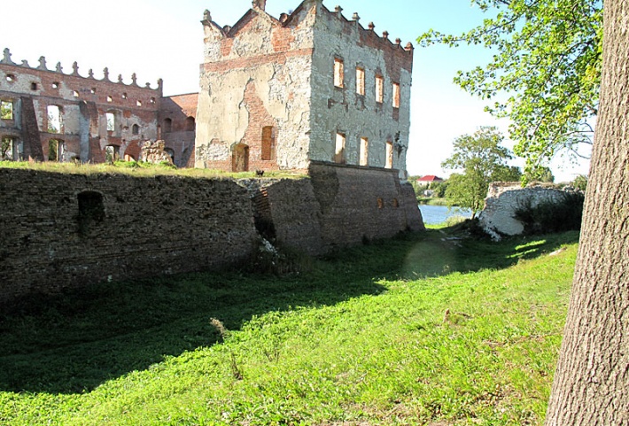 ruiny zamku w Krupem i fosa wewnętrzna