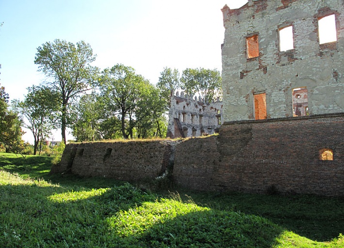 ruiny zamku w Krupem - elewacja północno-wschodnia i fosa wewnętrzna
