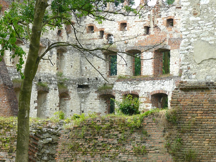 Krupe - ruiny bastejowego zamku szlacheckiego
