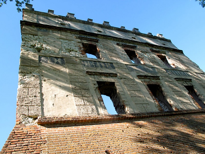 ruiny zamku w Krupem - elewacja południowo-wschodnia dekorowana sgraffitem