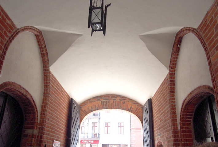 ratusz staromiejski w Toruniu - sklepienie bramy wjazdowej