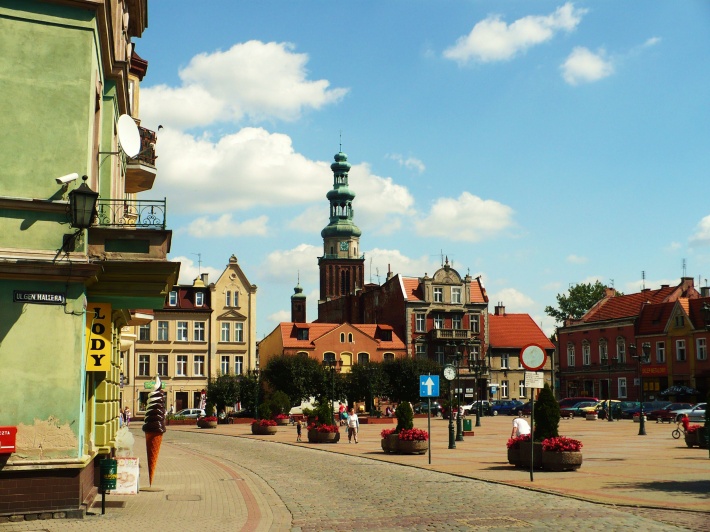 Rynek w Chełmży,w głębi dzwonnica konkatedry