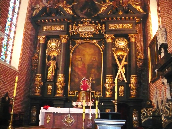 Barokowy ołtarz główny w prezbiterium