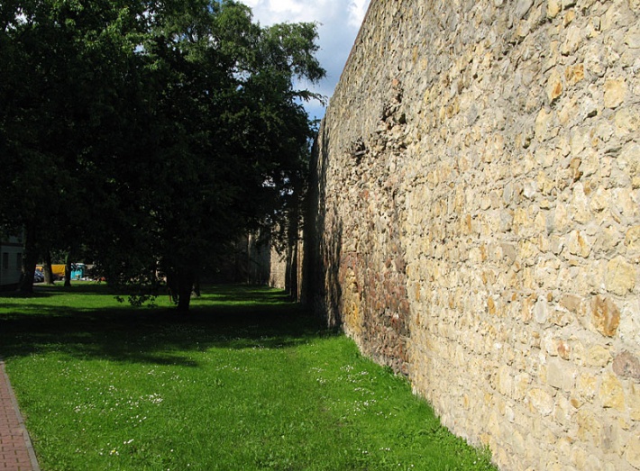 Wieluń - średniowieczne mury miejskie
