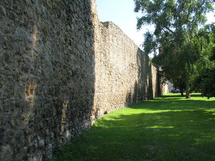 Wieluń - średniowieczne mury miejskie
