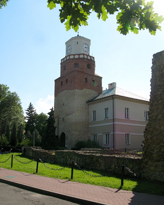 Wieluń - średniowieczna Brama Krakowska, obecnie wieża ratuszowa