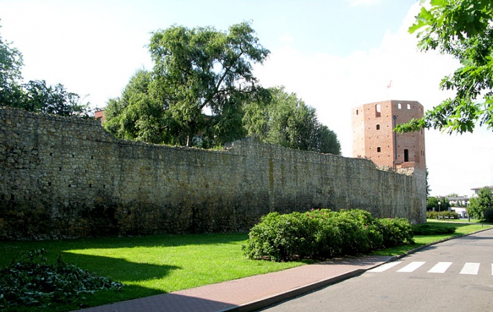 Wieluń - średniowieczne mury miejskie i Baszta Męczarnia
