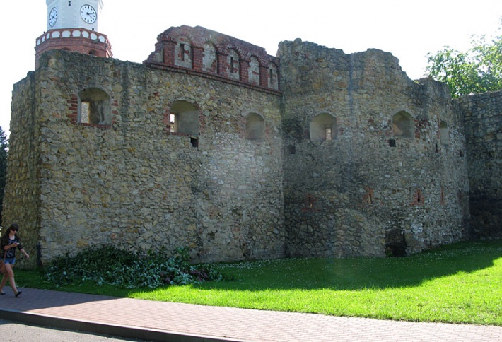 Wieluń - ruiny Baszty Prochownia, w oddali Brama Krakowska pełniąca obecnie funkcję wieży ratuszowej