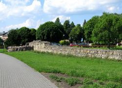 Wieluń - relikty średniowiecznych murów miejskich i Baszty Skarbczyk