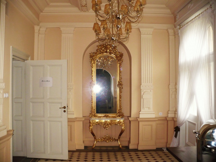 Wnętrze Pałacu Nowego-zabytkowe lustro