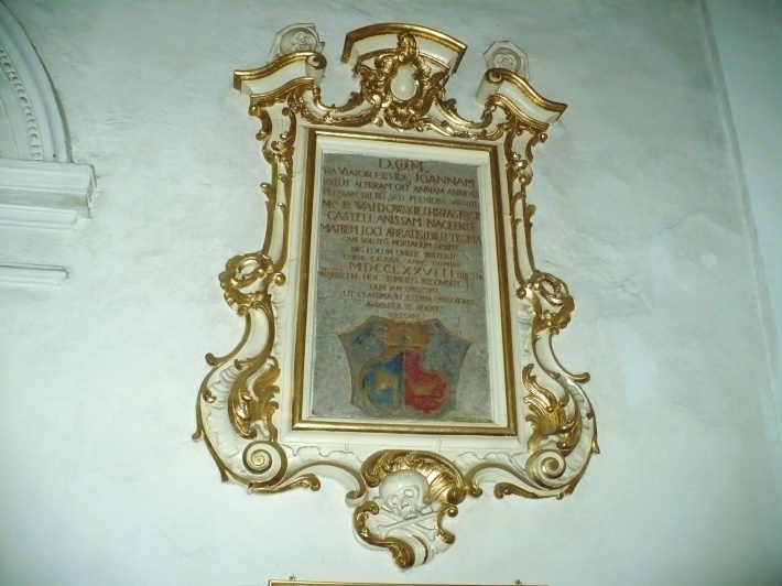Barokowe epitafium Joanny z Wałdowskich Chrząstowskiej z herbami Topór i Łodzia