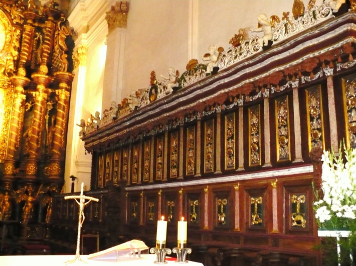 Barokowe stalle w prezbiterium