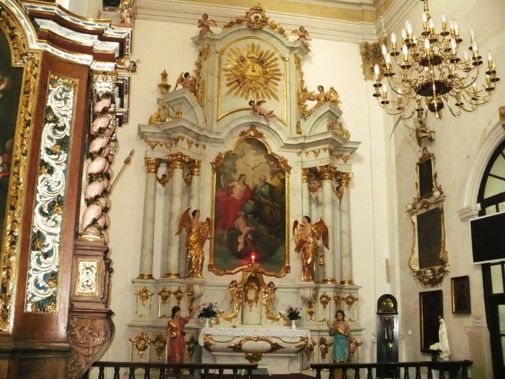 Barokowy ołtarz w transepcie