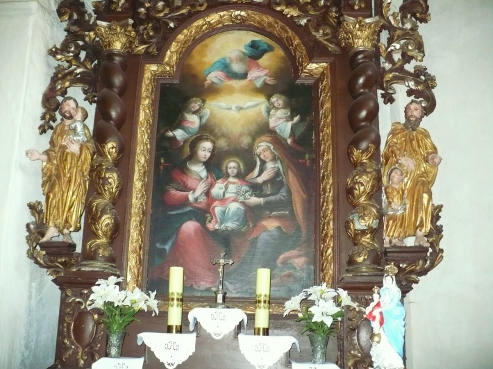 Barokowy ołtarz w kaplicy bocznej