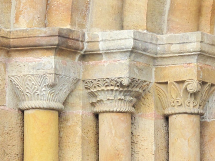 głowice kolumn portalu głównego