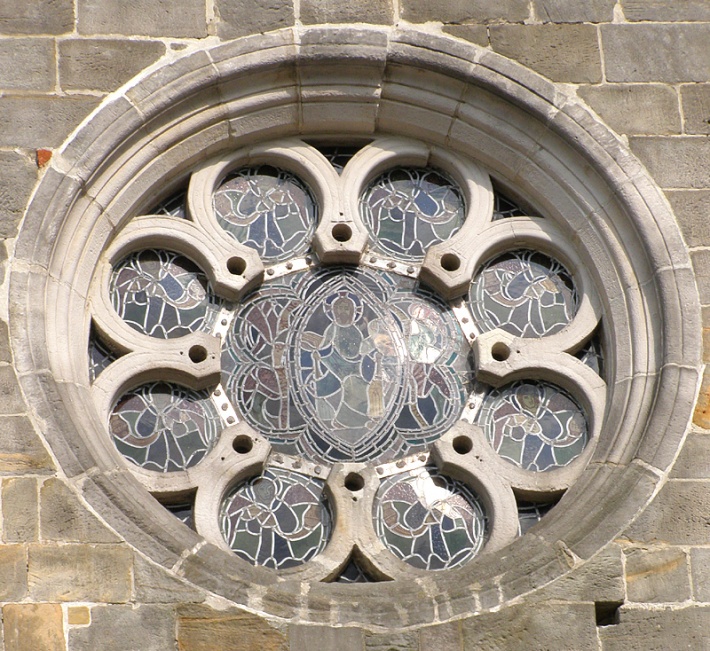 okrągłe okno z maswerkiem na fasadzie kościoła