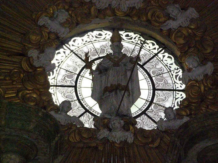 zwieńczenie ołtarza głównego - św. Tomasz wśród aniołów