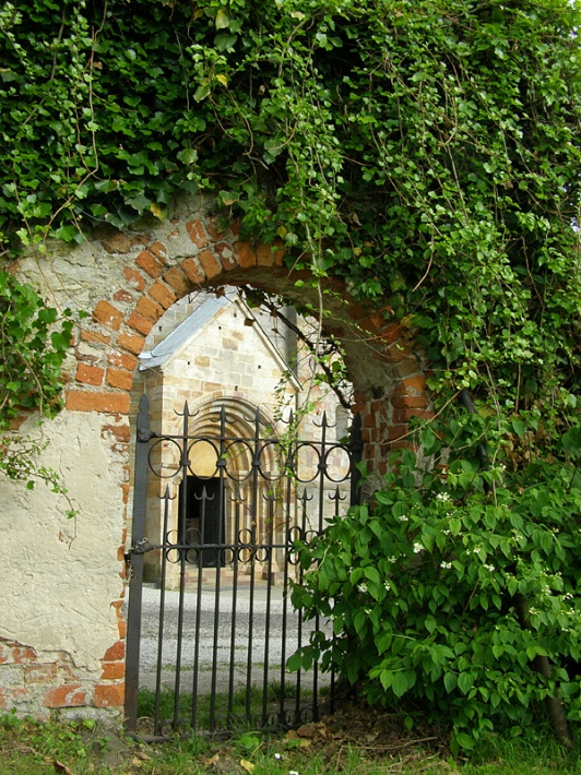 widok z ogrodu na portal kościoła