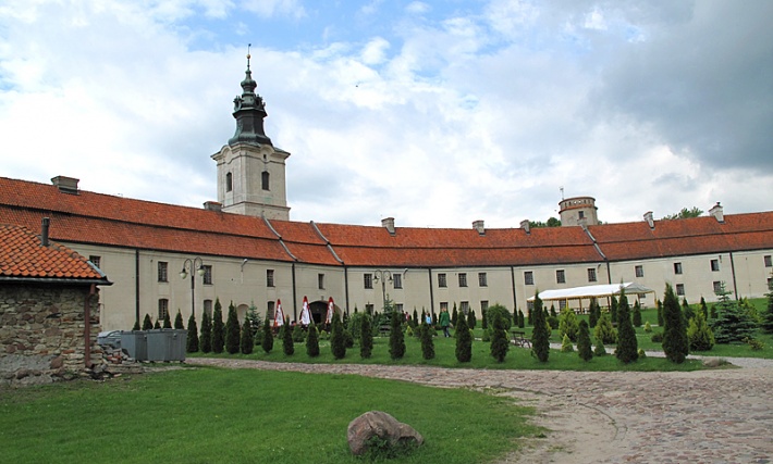 hotel Podklasztorze z Bramą Krakowską i Basztą Muzyczną