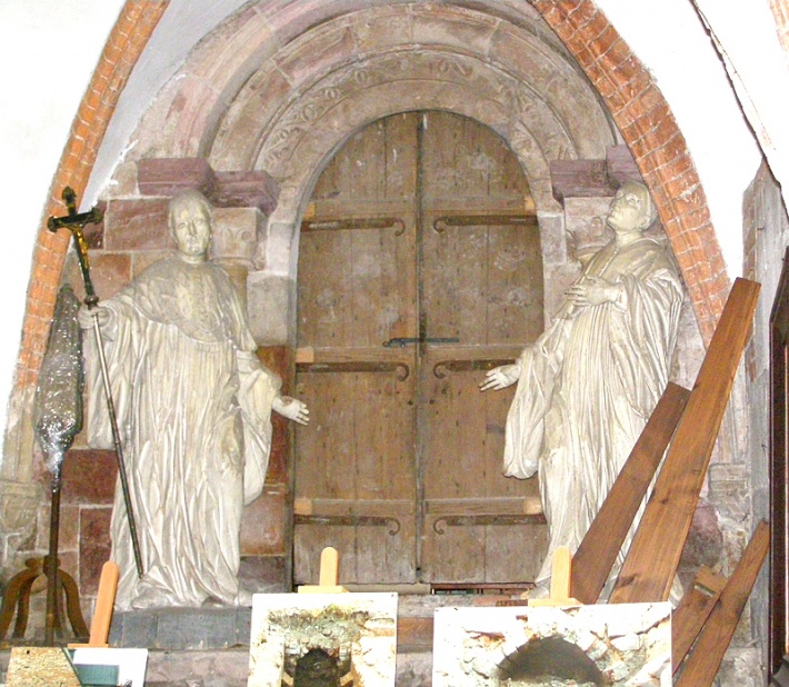 romański portal w przejściu z krużganka do kościoła