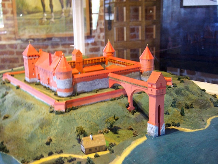 Zamek krzyżacki w Bytowie- makieta zamku z daleko wysuniętym dźwigiem portowym