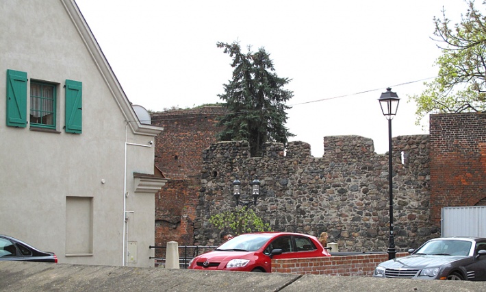 hotel Młyn (z lewej) i mury zamku