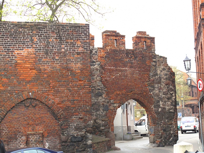 Brama Wschodnia zamku, z lewej zamurowana brama wcześniejsza