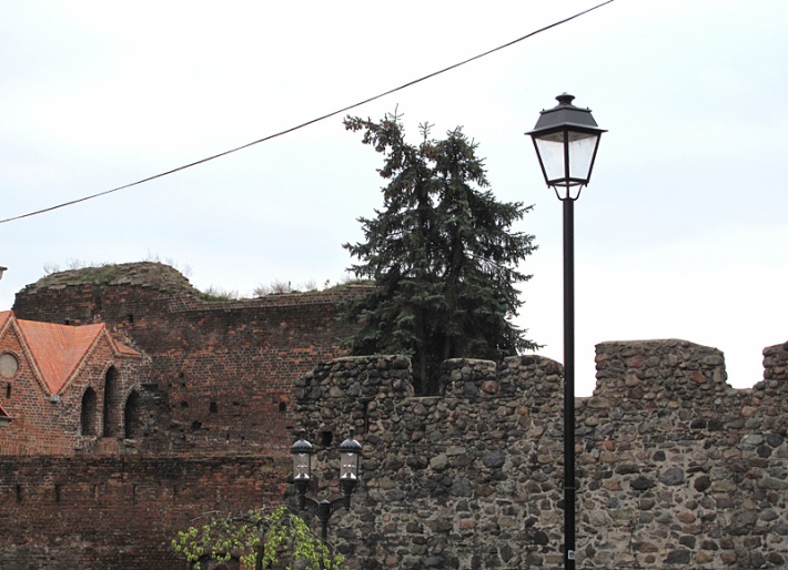 mury zamku krzyżackiego