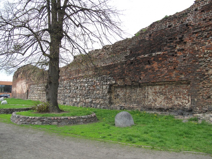 mury południowe zamku, międzymurze