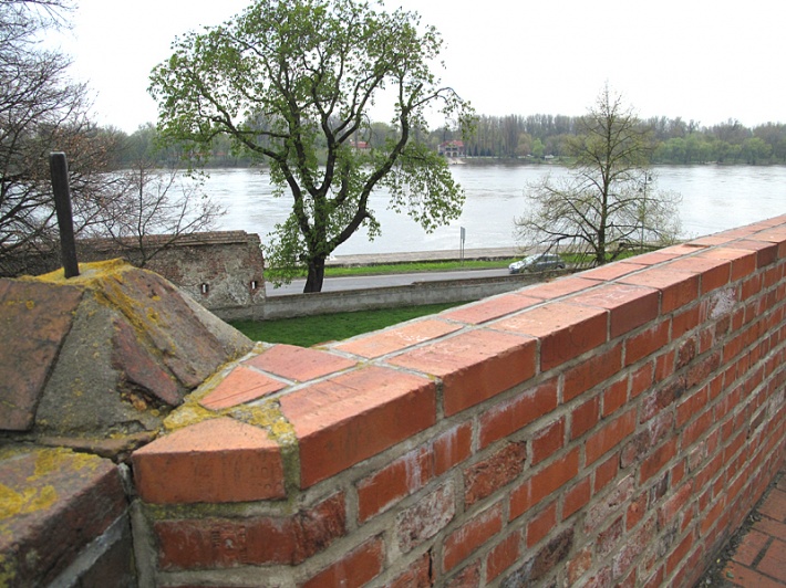 widok z międzymurza zamkowego na Wisłę i mury przedzamcza