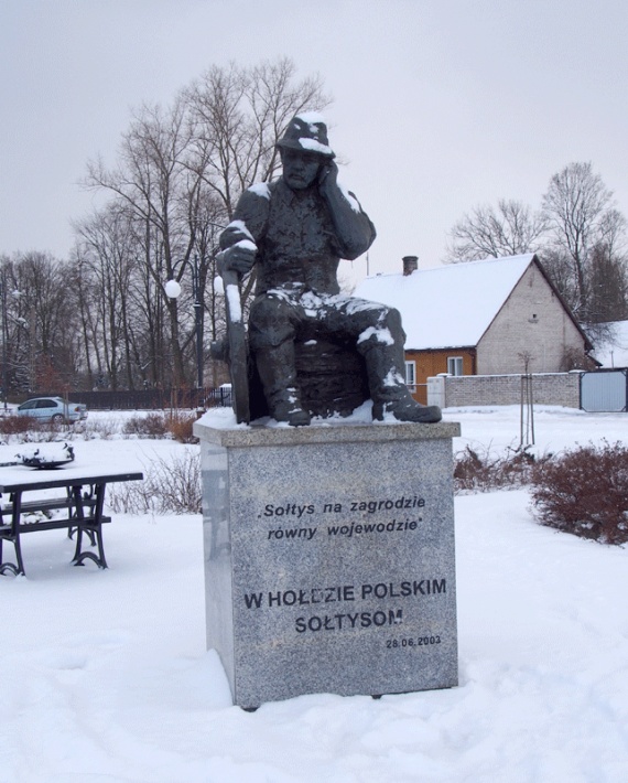 Wąchock - pomnik sołtysa w nowym miejscu