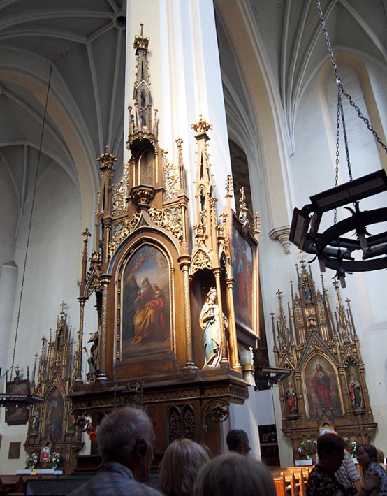 Paczków - kościół św. Jana Ewangelisty, neogotycki ołtarz boczny św. Anny