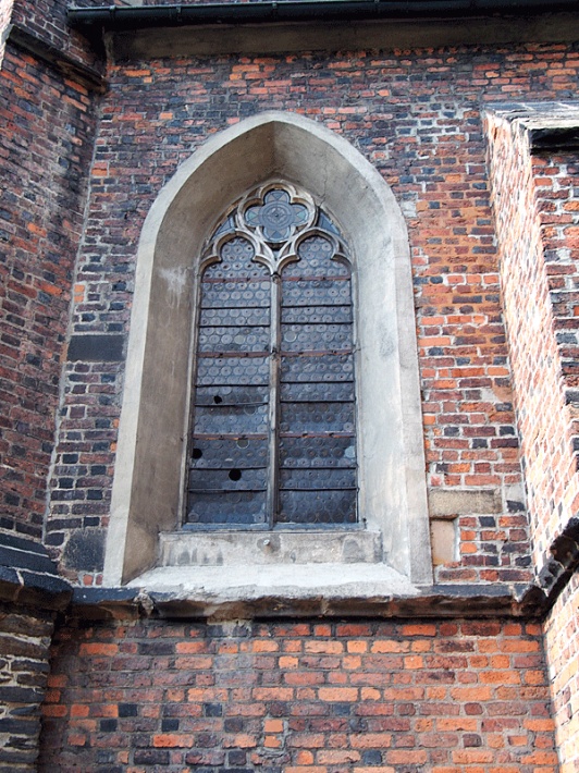 Paczków - kościół św. Jana Ewangelisty, gotyckie okno przeszklone szklanymi gomółkami