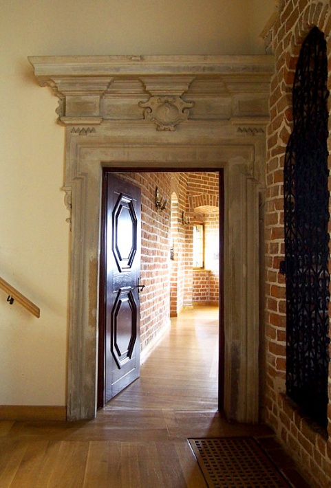 zamek w Sandomierzu - portal prowadzący do izdebki &quot;kurza noga&quot; w wieży południowej