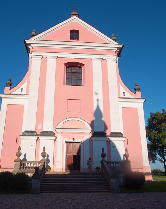 kościół pokamedulski w Wigrach - elewacja zachodnia