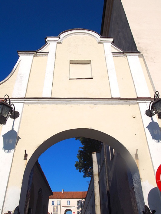 kościół pokamedulski w Wigrach - bramy wjazdowe do klasztoru i kościoła